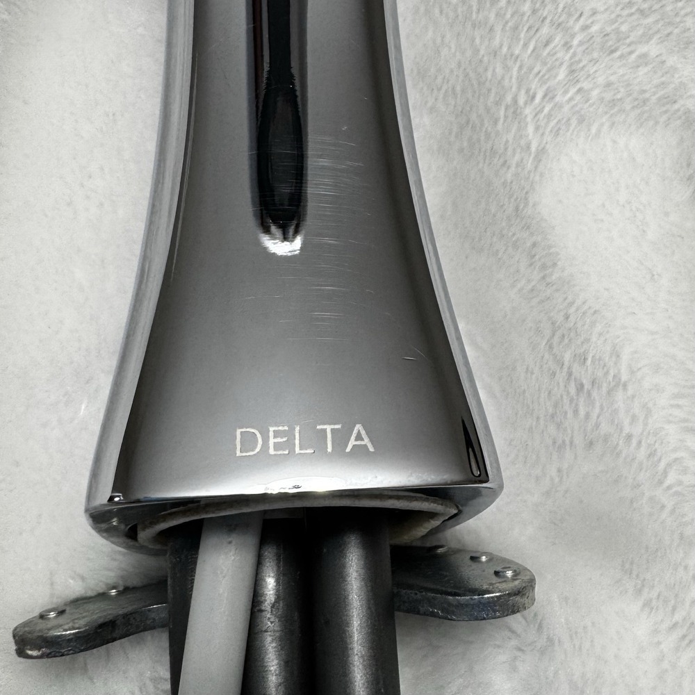 Delta Tesla Single Handle Bathroom Faucet - Chrome Finish - EXCELLENT Condition! - Picture 10 of 12
